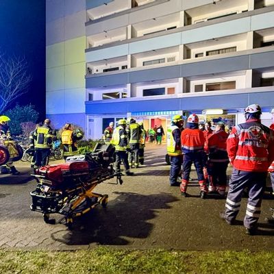 Feuerwehr MTK: Brand im 15. Obergeschoss eines Wohnhochhauses - Großeinsatz in Okriftel