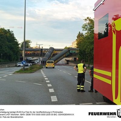 FW-M: Güterwaggons stürzen nach Kollision ab (Milbertshofen)