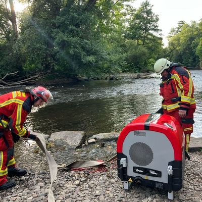 FW Düren: Illegales Lager in Flammen - Aufwendiger Feuerwehreinsatz im unwegsamen Gelände an der Rur