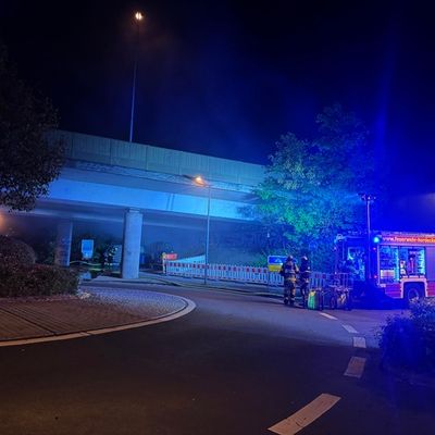 FW-EN: Drei Einsätze an einem Tag - Kleintransporter brannte unter der Brücke der B 54