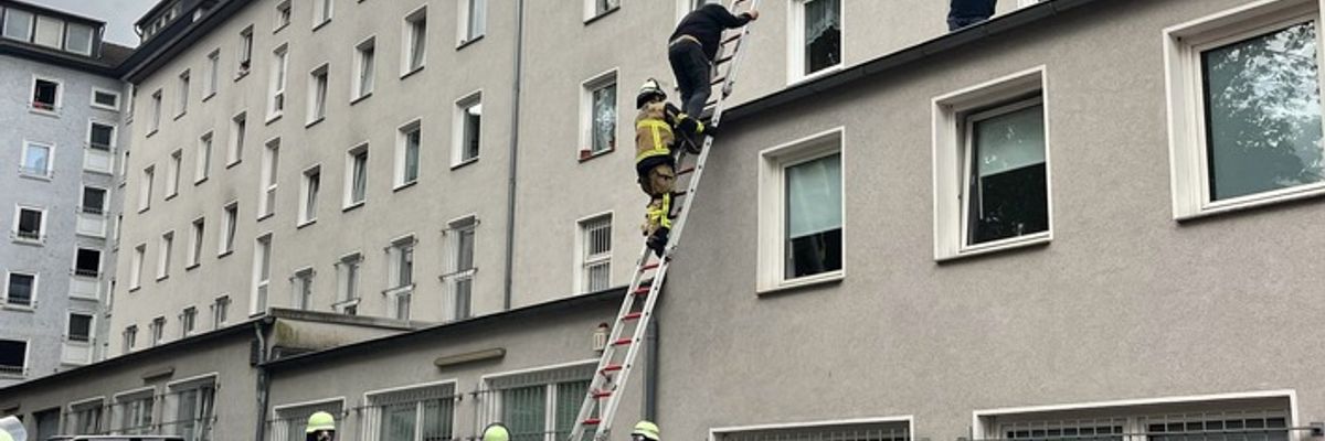 FW-E: Kellerbrand im Essener Stadtkern - Brandrauch breitet sich in mehreren Gebäuden aus