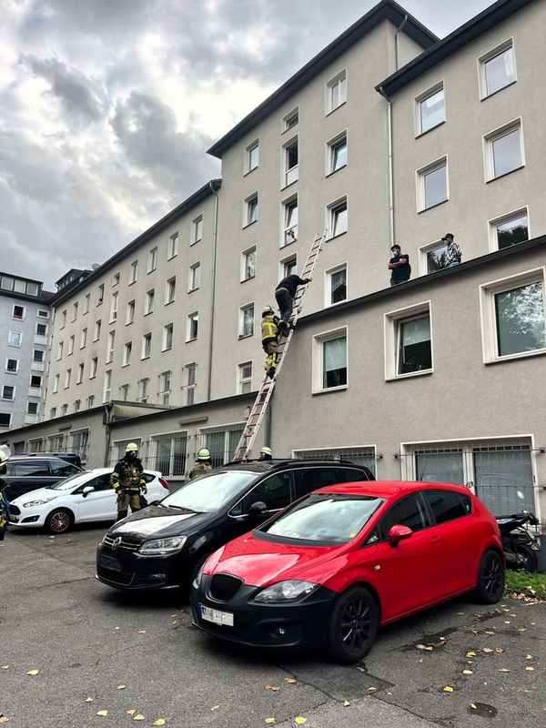 FW-E: Kellerbrand im Essener Stadtkern - Brandrauch breitet sich in mehreren Gebäuden aus