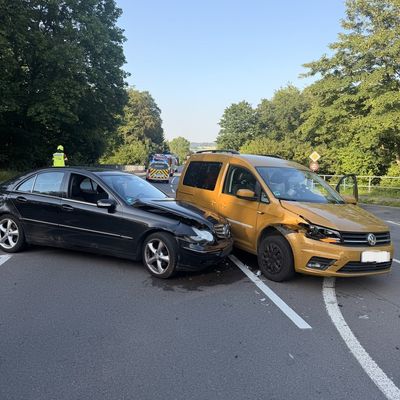 FW-Velbert: +++Verkehrsunfall mit zwei PKW auf der Kuhlendahler Straße+++