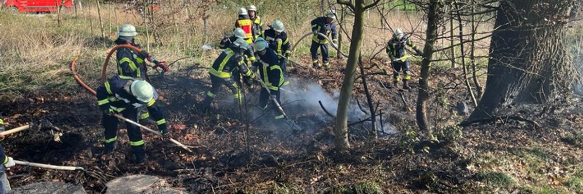 FW Hüllhorst: Waldbrand- und Flächenbrand in Hüllhorst Gemeldeter Wohnungsbrand 03. + 04.04.2025