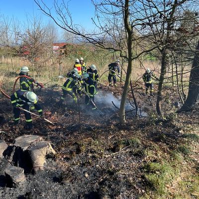 FW Hüllhorst: Waldbrand- und Flächenbrand in Hüllhorst Gemeldeter Wohnungsbrand 03. + 04.04.2025