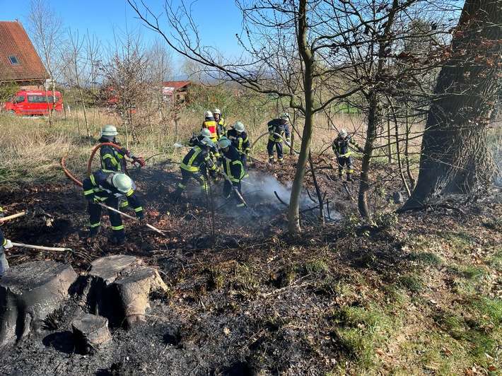 FW Hüllhorst: Waldbrand- und Flächenbrand in Hüllhorst Gemeldeter Wohnungsbrand 03. + 04.04.2025