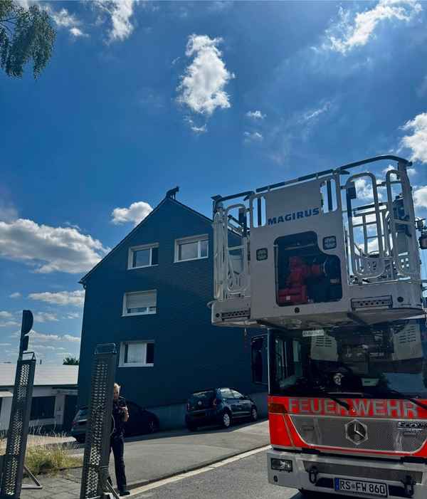 FW-RS: Hund auf Hausdach sorgt für ungewöhnlichen Feuerwehreinsatz