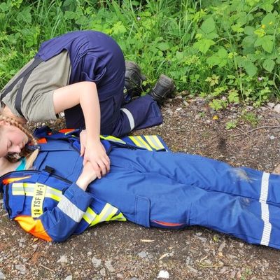 FW-AR: Jugendfeuerwehr trainiert Einsatzrealität
