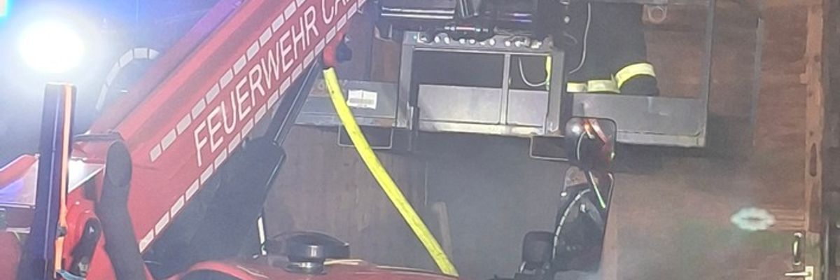 KFV-CW: Schuppenbrand fordert Feuerwehren / Benachbarte Wohnhäuser evakuiert /Zahlreiche Atemschutzträger eingesetzt