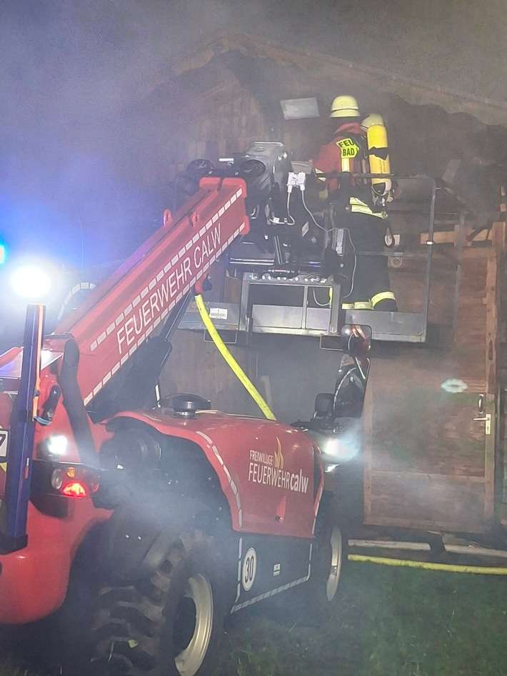 KFV-CW: Schuppenbrand fordert Feuerwehren / Benachbarte Wohnhäuser evakuiert /Zahlreiche Atemschutzträger eingesetzt