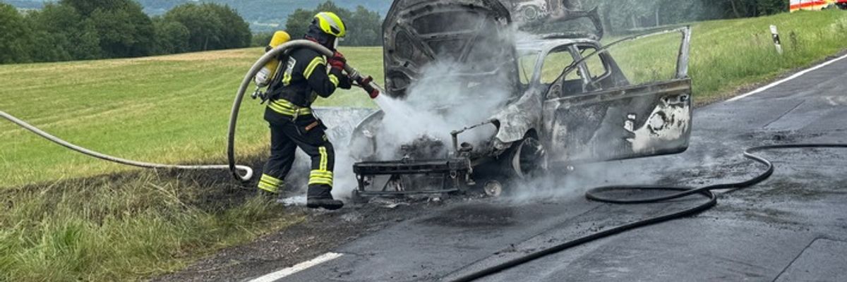 FW VG Westerburg: VW Polo wird ein Raub der Flammen - Fahrerin kommt mit dem Schrecken davon