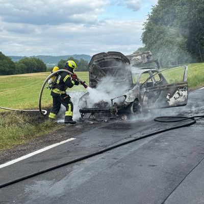 FW VG Westerburg: VW Polo wird ein Raub der Flammen - Fahrerin kommt mit dem Schrecken davon