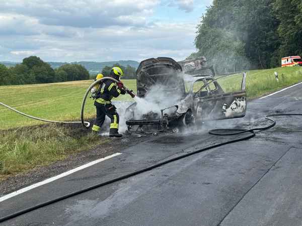 FW VG Westerburg: VW Polo wird ein Raub der Flammen - Fahrerin kommt mit dem Schrecken davon