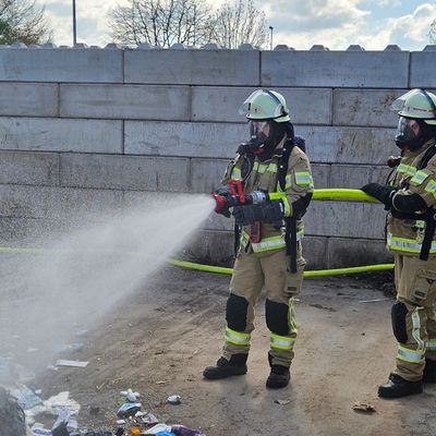 FW-KLE: Entsorgungsfahrzeug mit Schwelbrand zum Wertstoffhof eskortiert