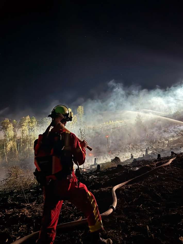 FW-AR: Einsatzkleidung angepasst: Feuerwehr Arnsberg beschafft leichte Ausrüstung für Wald- und Vegetationsbrände