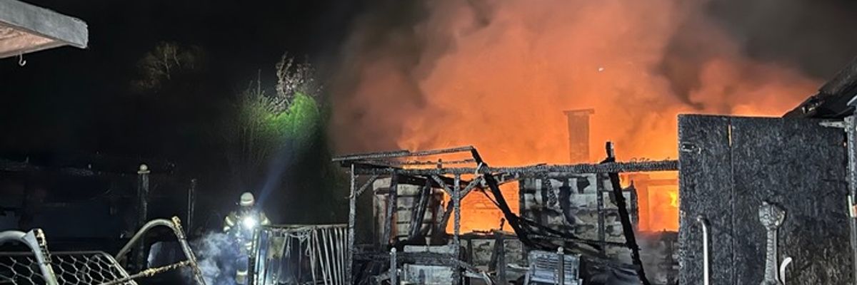 FW Bremerhaven: Gartenlaubenbrand in Lehe sorgt für Großeinsatz der Feuerwehr