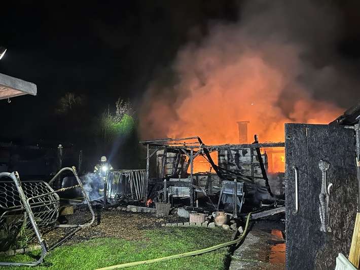 FW Bremerhaven: Gartenlaubenbrand in Lehe sorgt für Großeinsatz der Feuerwehr