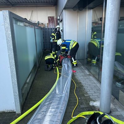 FW-KLE: Gebäudebrand in Hasselt: Drei Personen aus Wohn- und Geschäftshaus gerettet