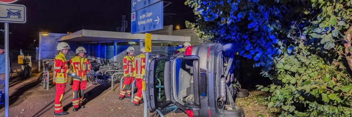 FW Lehrte: Verkehrsunfall in Arpke: PKW kommt von Fahrbahn ab und knallt in Fahrradständer am Bahnhof