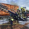 FW-OB: Containerbrand auf der BAB A3 - Feuerwehr löscht Brandgut bei Containerdienst ab