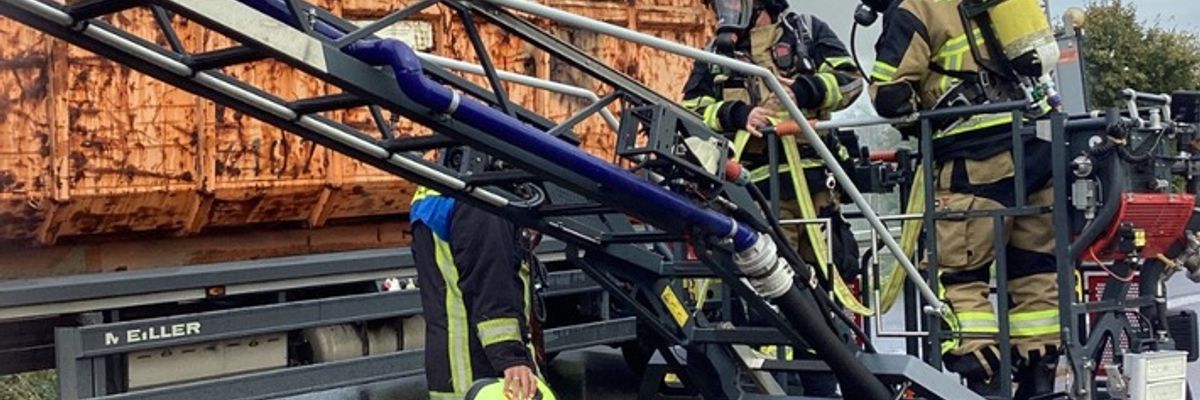 FW-OB: Containerbrand auf der BAB A3 - Feuerwehr löscht Brandgut bei Containerdienst ab
