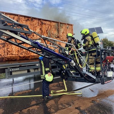 FW-OB: Containerbrand auf der BAB A3 - Feuerwehr löscht Brandgut bei Containerdienst ab