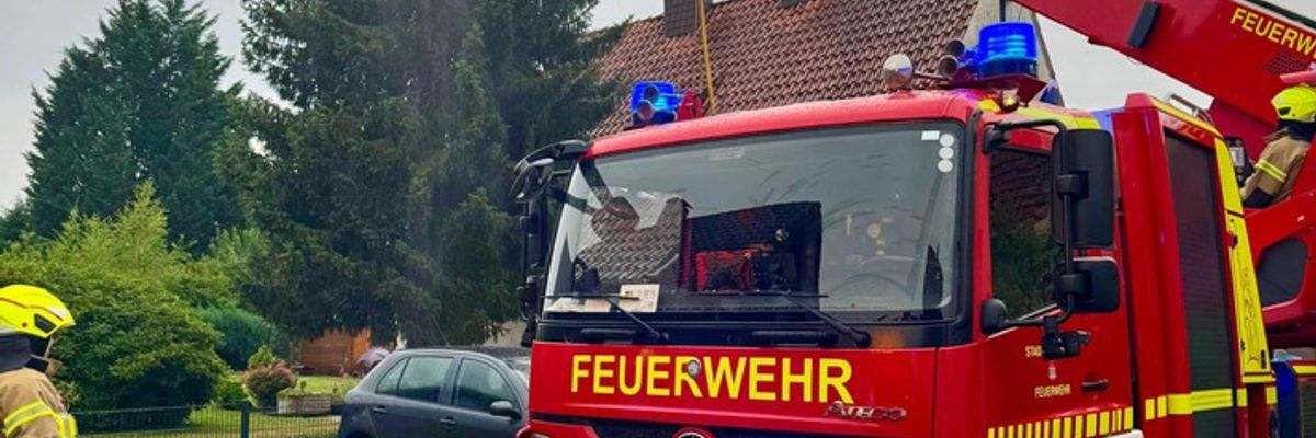 FW-DT: Brennende Tanne nach Blitzeinschlag