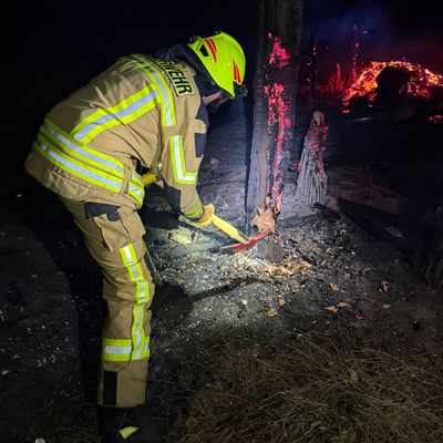 FW-HEI: Schutzhütte auf Trischen bei Brand vollständig zerstört - Feuerwehr durch die Bundeswehr eingeflogen
