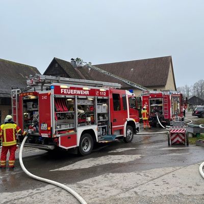 KFV Bodenseekreis: Großer Feuerwehreinsatz wegen Schwelbrand in Wiggenweiler