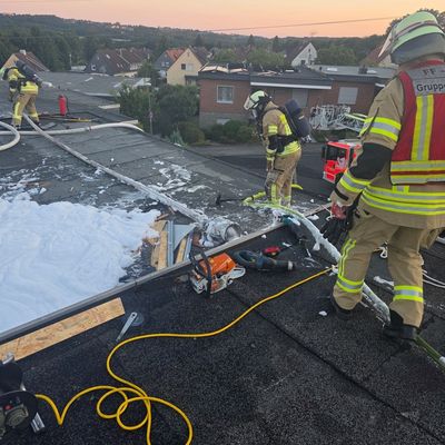 FW-RS: Dachstuhlbrand am Falkenberg fordert umfangreichen Feuerwehreinsatz