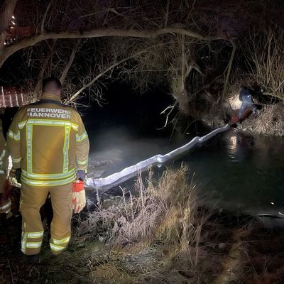 FW Hannover: Ausgetretenes Öl auf der Leine - Feuerwehr verhindert Ausbreitung