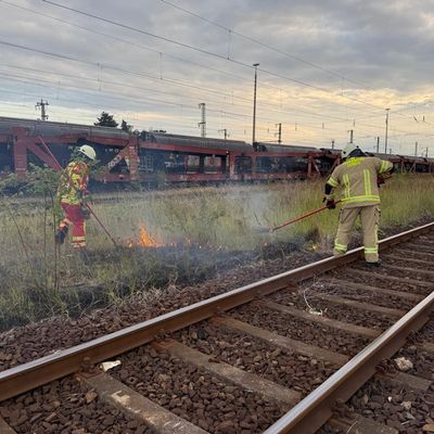 FW Lehrte: Böschungsbrand zwischen den Bahngleisen bei Lehrte