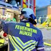 FW Hünxe: Heuballen brennen in Scheune, Anwohner reagieren umsichtig