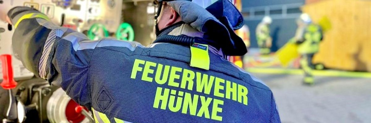 FW Hünxe: Heuballen brennen in Scheune, Anwohner reagieren umsichtig