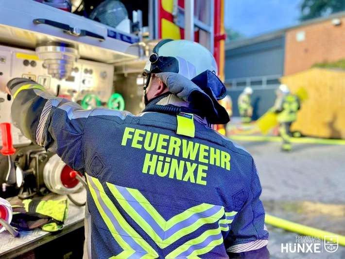 FW Hünxe: Heuballen brennen in Scheune, Anwohner reagieren umsichtig
