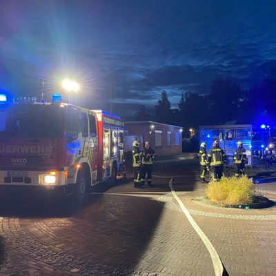 FW-AUR: Großeinsatz: Feuer in Lagerraum der Klinik-Kardiologie