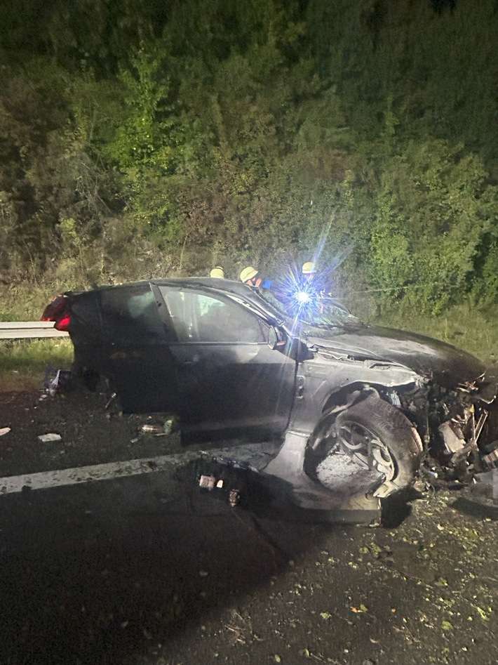 FW Pforzheim: Schwerer Verkehrsunfall auf der BAB 8