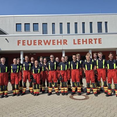 FW Lehrte: Modulare Grundausbildung: Nachwuchs der Stadtfeuerwehr Lehrte stellt sich der Hitze