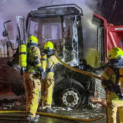 FW-DT: Brennendes Räum- / Streufahrzeug auf der Bielefelder Straße