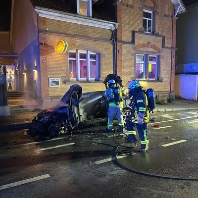FW Weinheim: Fahrzeugbrand in Weinheim. Feuerwehr verhindert Ausbreitung auf Gebäude