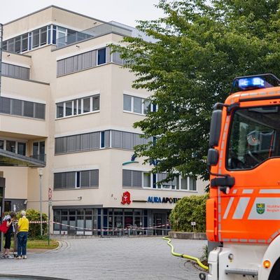 FW-GL: Ammoniakaustritt in Nebengebäude des Evangelischen Krankenhauses - Feuerwehr Bergisch Gladbach im Gefahrstoffeinsatz