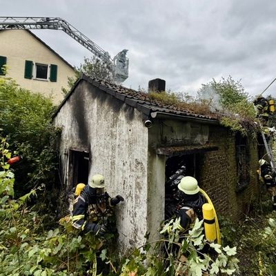 FW-E: Brand eines leerstehenden Gebäudes - Feuerwehr verhindert Brandausbreitung