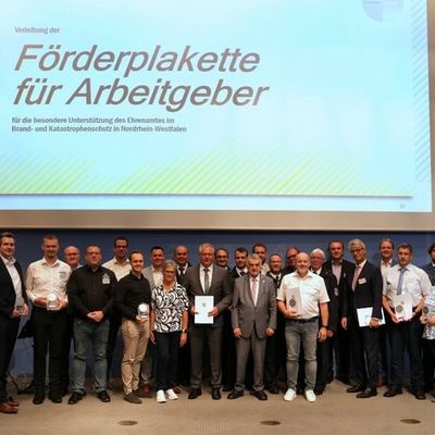 FW Dinslaken: TAR Automation GmbH erhält Förderplakette für besonderes Engagement im Brand- und Katastrophenschutz