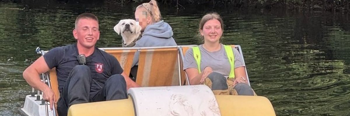 FW Ratingen: Labrador stürzt in alten Steinbruch - Feuerwehr Ratingen rettet Tier mit Tretboot über Wasserweg