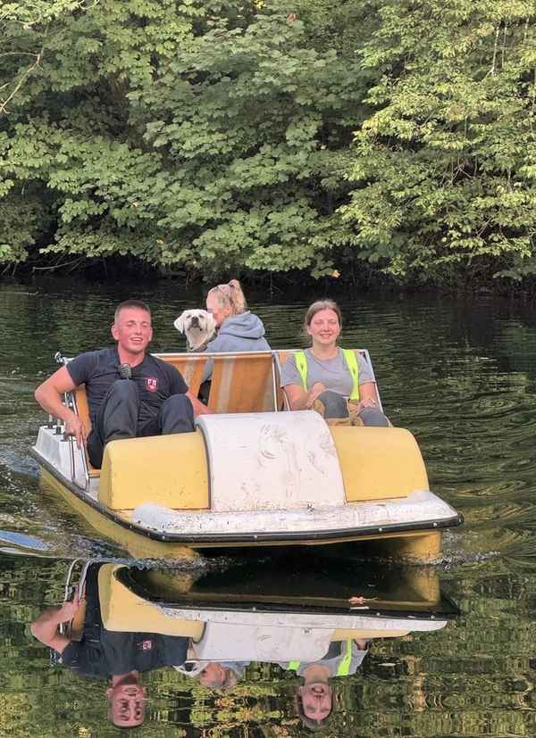 FW Ratingen: Labrador stürzt in alten Steinbruch - Feuerwehr Ratingen rettet Tier mit Tretboot über Wasserweg