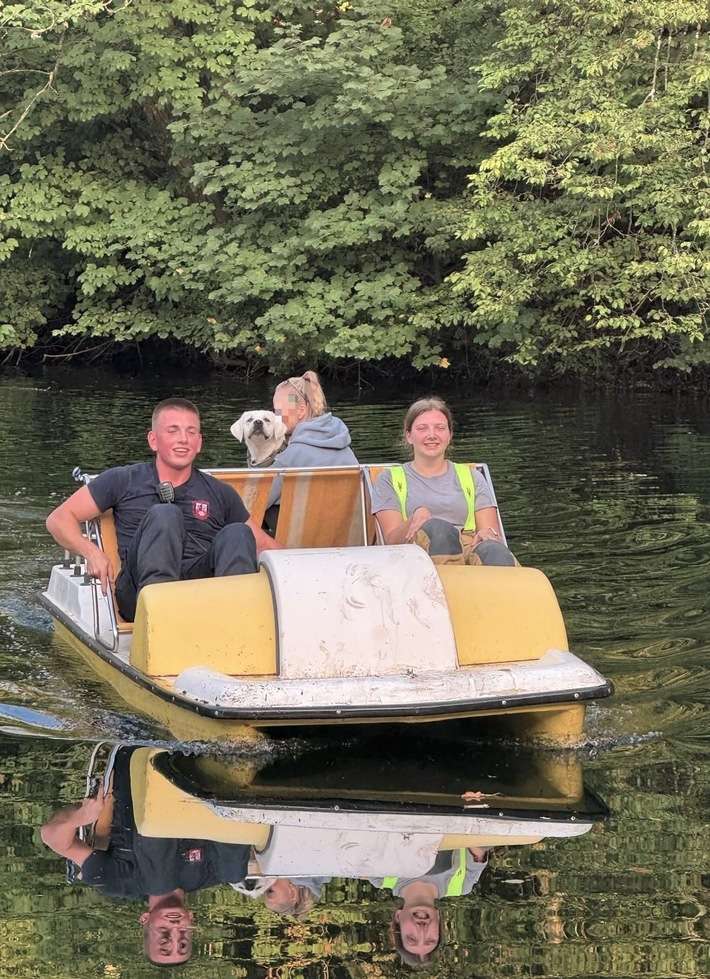 FW Ratingen: Labrador stürzt in alten Steinbruch - Feuerwehr Ratingen rettet Tier mit Tretboot über Wasserweg