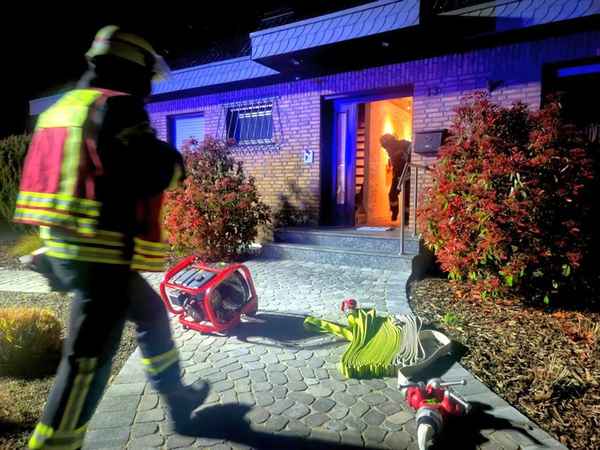 FW Sonsbeck: Verrauchter Keller nach Entstehungsbrand - Rauchwarnmelder wecken schlafende Bewohner rechtzeitig