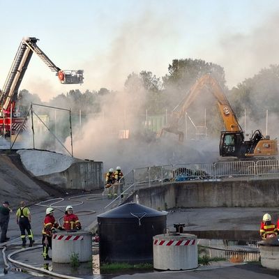 KFV-CW: Großbrand auf Entsorgungsanlage Simmozheim/ Restmüll steht in Flammen / Feuerwehr verhindert Brandausdehnung