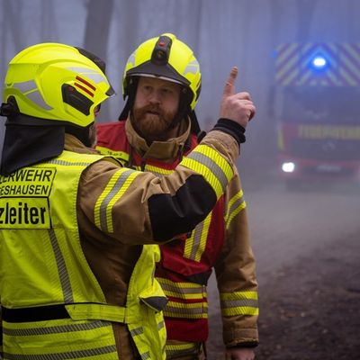 FW-OLL: Realistische Einsatzübung in Wildeshausen: Feuerwehr trainiert Menschenrettung unter Nullsicht