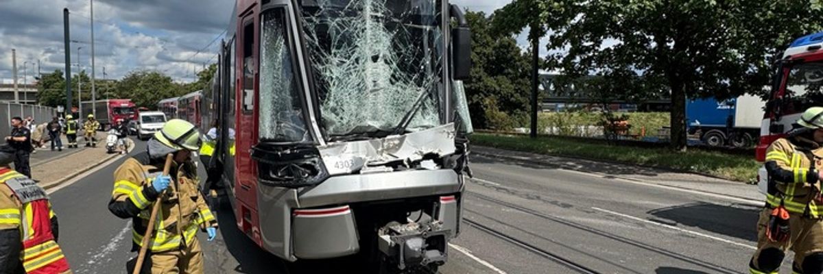 FW-NE: Straßenbahn kollidiert mit LKW | 5 Personen verletzt